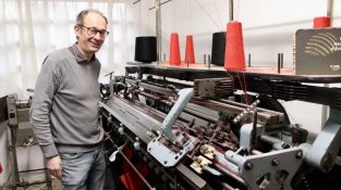 Xavier Corominas, últim artesà del país que continua confeccionant barretines de manera professional a un taller a Centelles