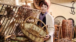 Alba Sors, cistellera establerta als Hostalets de Balenyà, que cultiva el seu propi vímet i boga