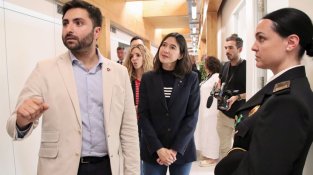 Núria Parlon i Arnau Rovira a les dependències de la nova comissaria de la Policia Local de Manlleu