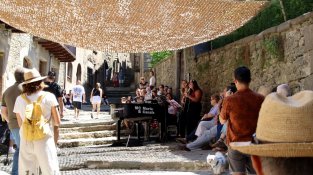 Maria Casals al piano al centre de Rupit