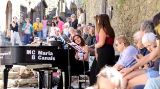 Visitants de Rupit gaudeixen de la música al carrer