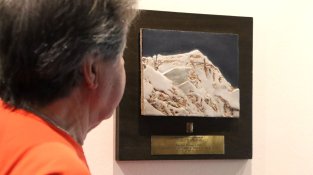 Xavier Pérez amb una placa de reconeixement