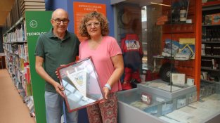L'expresident del Centre Excursionista de Taradell, Josep Munmany, i l'actual presidenta, Carme Delgado, amb el banderí de l'entitat que es va pujar al cim