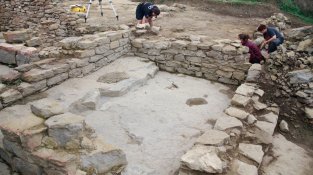 L'estança en desús del celler que ha aparegut al jaciment medieval