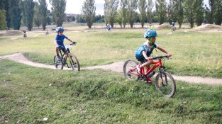 Infants amb bici