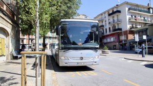 Autobús a la parada de Berga.