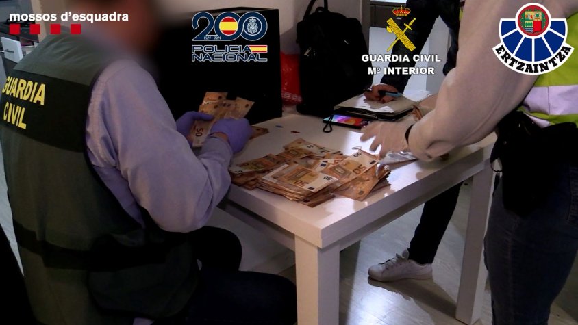 Diversos policies compten diners intervinguts a un grup d'estafadors.Guàrdia Civil.