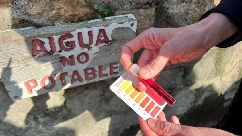 Testeig de l'aigua de la Font de la Cadernera a Manlleu