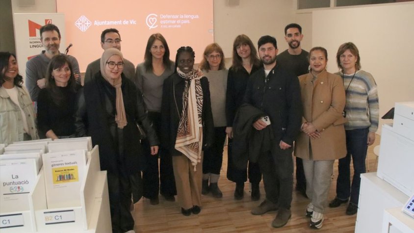 Presentació amb tots els agents que participaran en la campanya per millorar l'ús del català en establiments de Vic