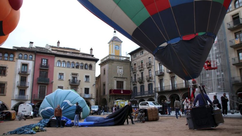 Els globus comencen a enlairar-se a la plaça major de Vic
