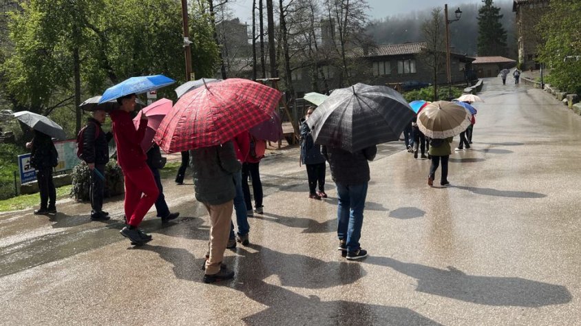 Gent passejant pèr Rupit