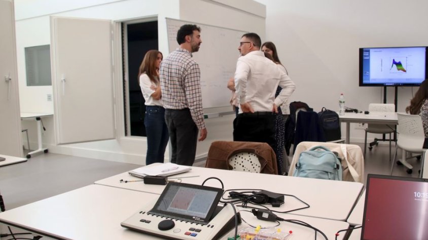 Estudiants d'Audiologia General al Audilab de la UVic