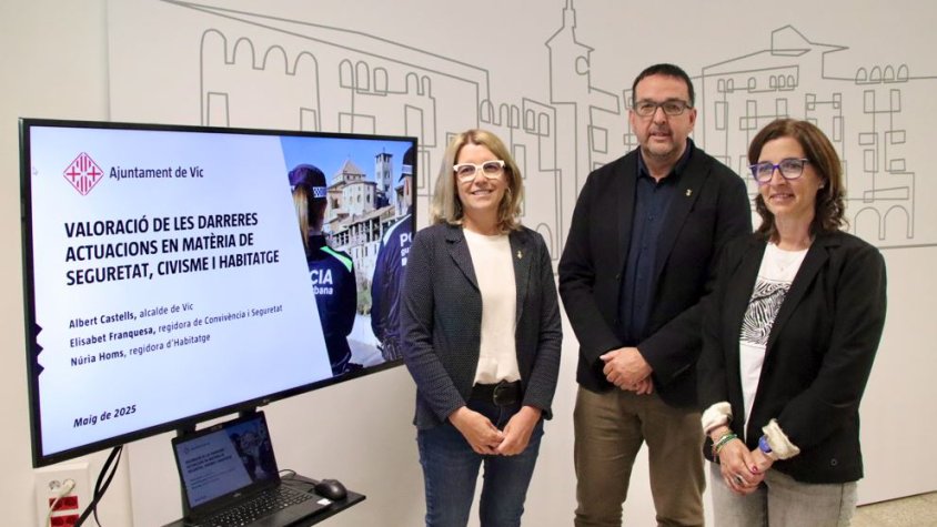 La regidora Núria Homs, l'alcalde Albert Castells i la regidora Bet Franquesa