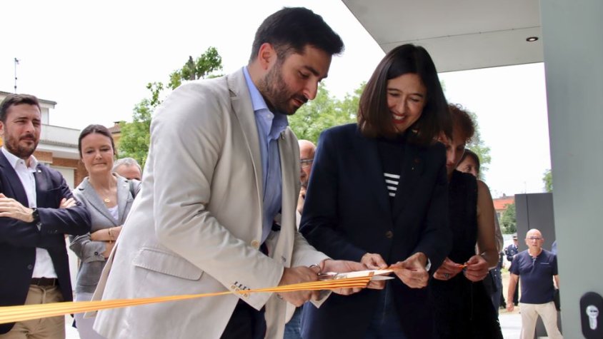 L'alcalde de Manlleu, Arnau Rovira, i la consellera d'interior, Núria Parlon inauguren oficialment la nova comissaria de Manlleu