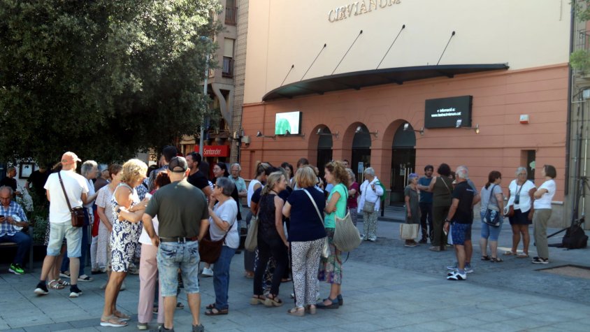 Famílies reclamant davant el Departament d'Educació