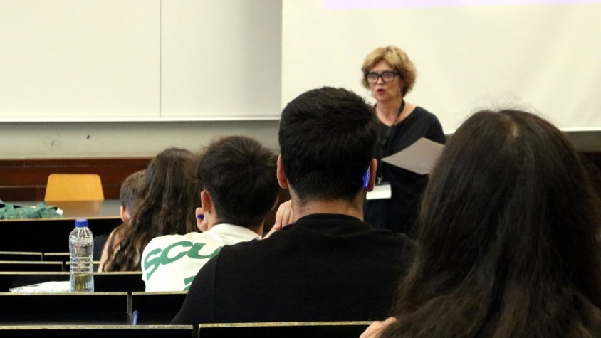 Estudiants atenent una classe