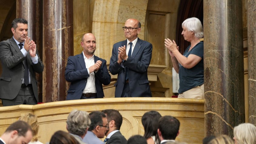 L'alcalde d'Aiguafreda, Miquel Parella, aplaudint al ple