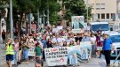 Prop d’un miler de persones es manifesten a Vic contra el trasllat del CAP Nord al solar de l’antic mercat