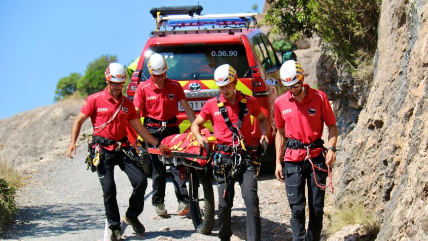 Membres del GRAE realitzant un rescat en un exercici de muntanya
