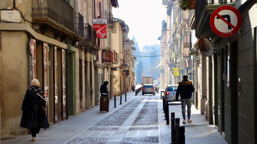 Pla general d'un carrer del centre de Manlleu