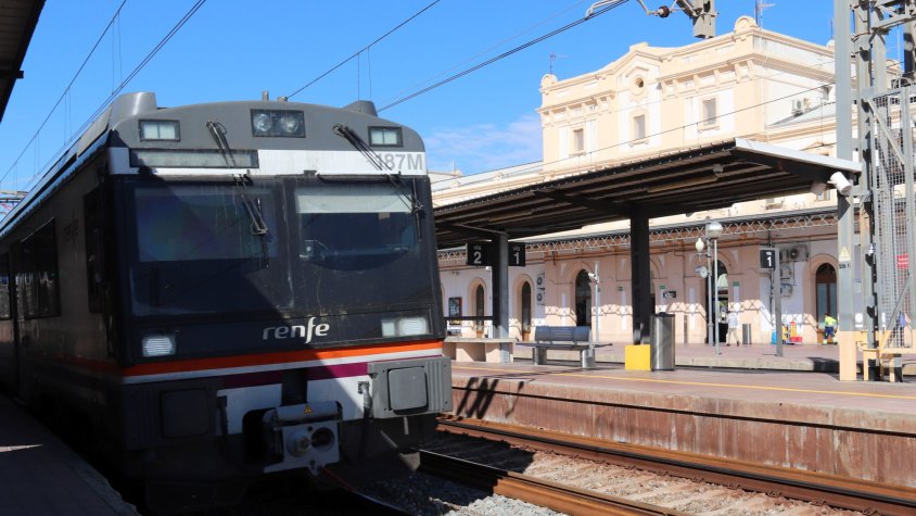 Un tren de mitja distància de Renfe