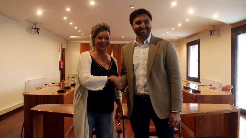 Arnau Rovira (Junts) i Eva Font (ERC) fan una encaixada de mans a l'Ajuntament de Manlleu