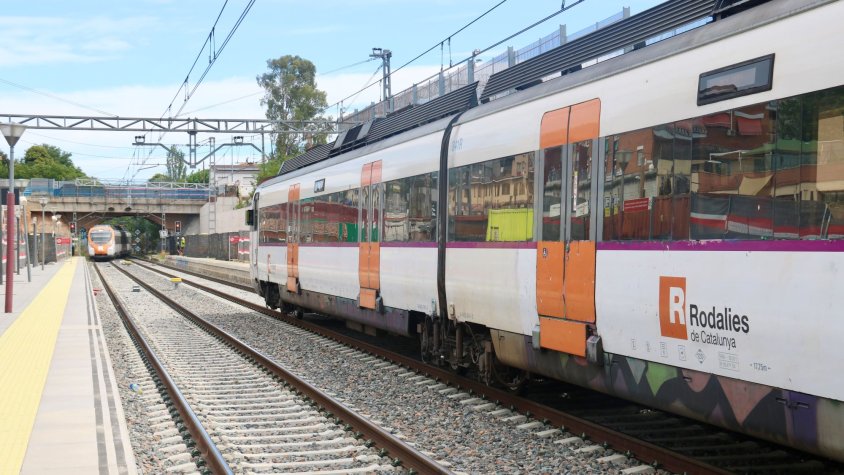 Un tren de la R3 esperant per poder accedir al tram