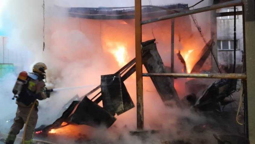 Incendi en una nau de fusta a Sant Pere de Torelló, treballadors evacuen amb seguretat