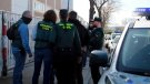 La Guàrdia Civil i la Guàrdia Urbana requisa més de 2.000 productes falsificats a la plaça Major de Vic