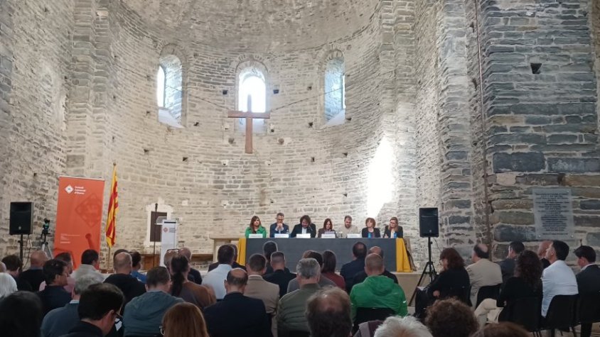 La sessió del ple, reunida a la nau del monestir