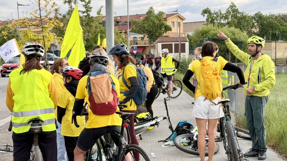 Docents de la Catalunya Central col·lapsen la C-17 amb una marxa lenta en bicicleta entre Manlleu i Vic.