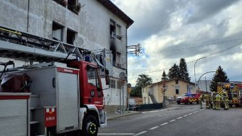 Catorze afectats, nou dels quals menys greus, en l’incendi d’un edifici de Roda de Ter.