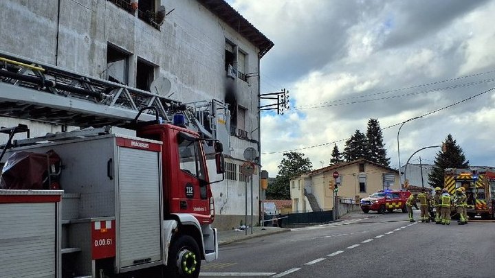 Catorze afectats, nou dels quals menys greus, en l’incendi d’un edifici de Roda de Ter.