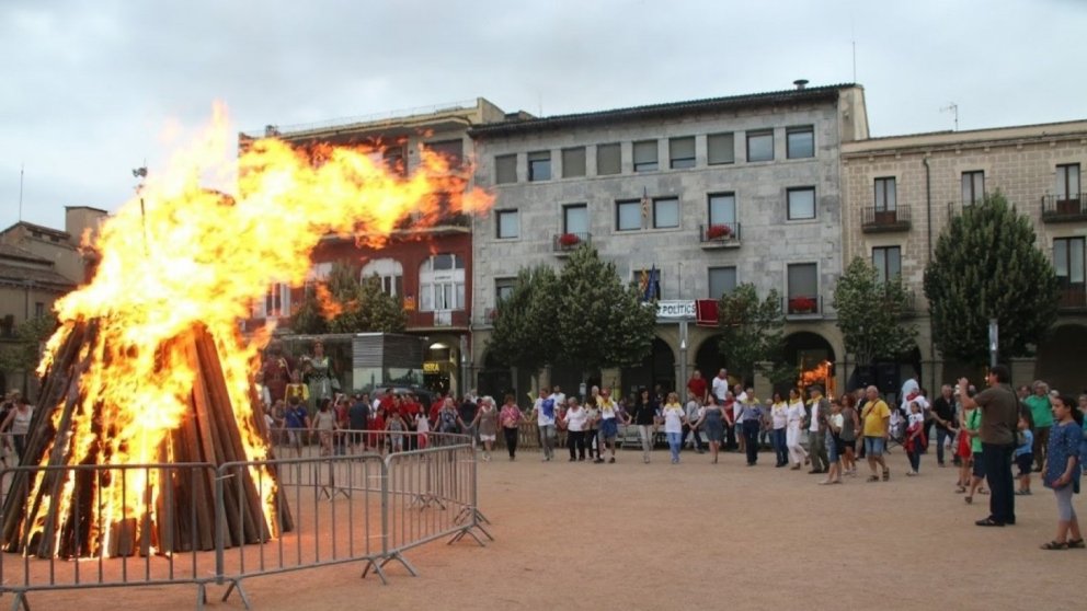 Manlleu encén la flama de les tradicions amb una nova edició del Sant Joan Tradifoc 2026